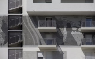 Marseille : Roland Carta crée une fresque d'1 km de béton décogravé - Batiweb